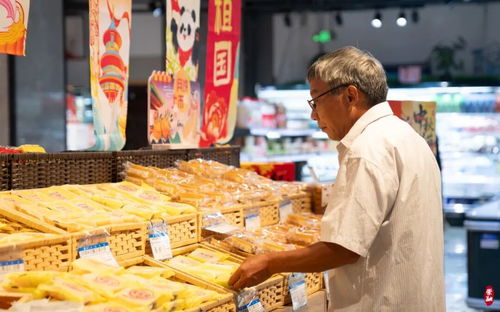 中秋佳節臨近，各式月餅搶“鮮”上市，食品市場迎來銷售熱潮